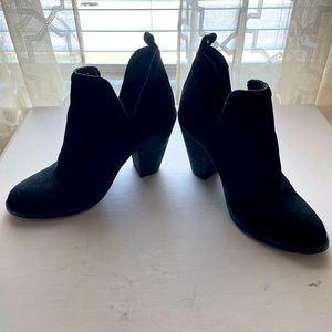 Black heel bootie